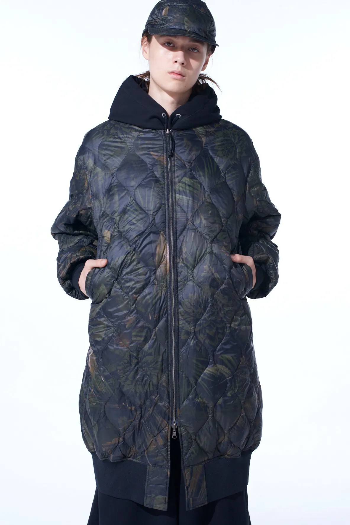 【S'YTE X TAION】DAHLIA CAMOUFLAGE QUILTED DOWN REVERSIBLE LONG MA-1