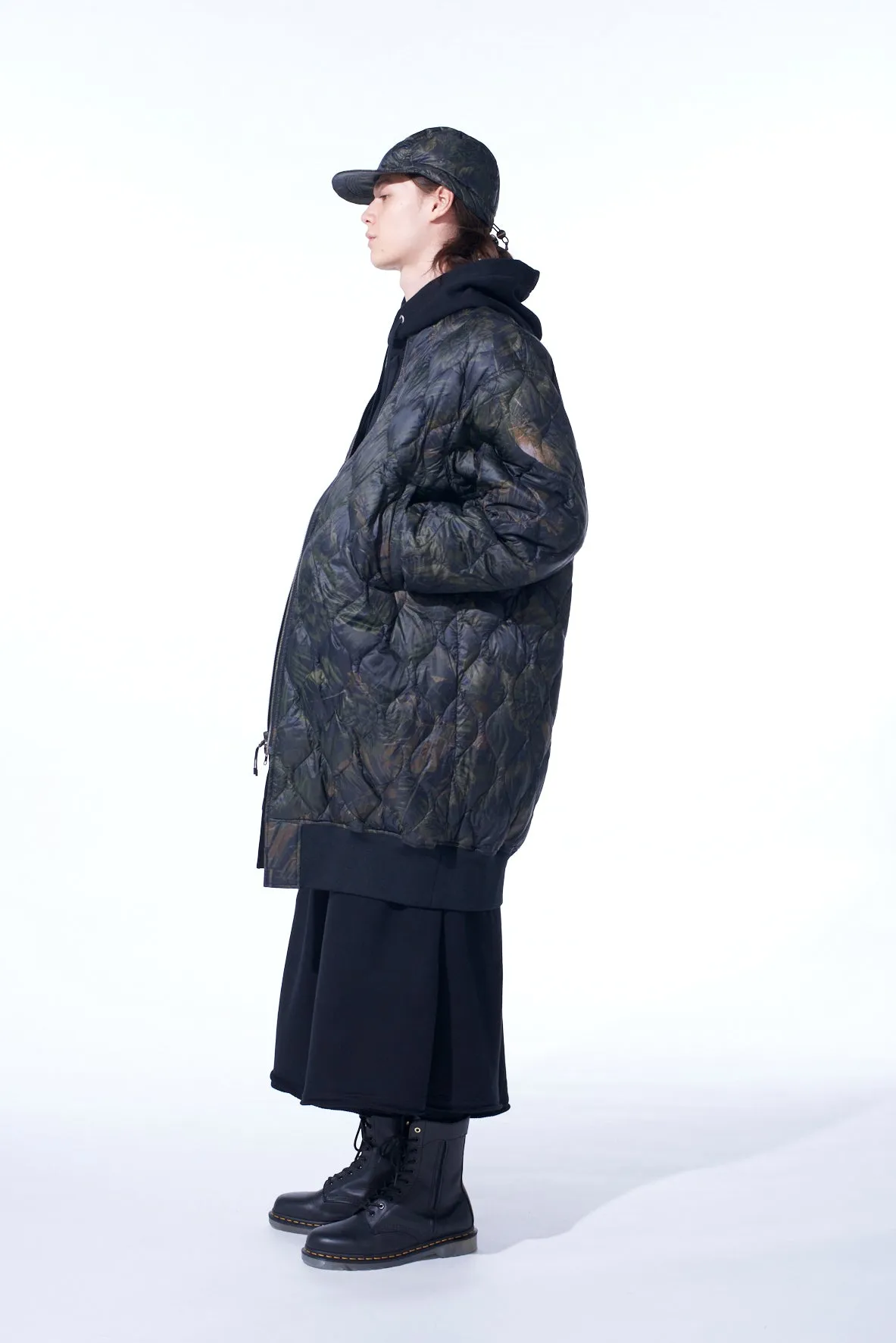 【S'YTE X TAION】DAHLIA CAMOUFLAGE QUILTED DOWN REVERSIBLE LONG MA-1